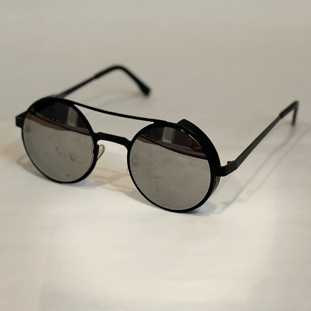 Black mirrored lense sunglasses